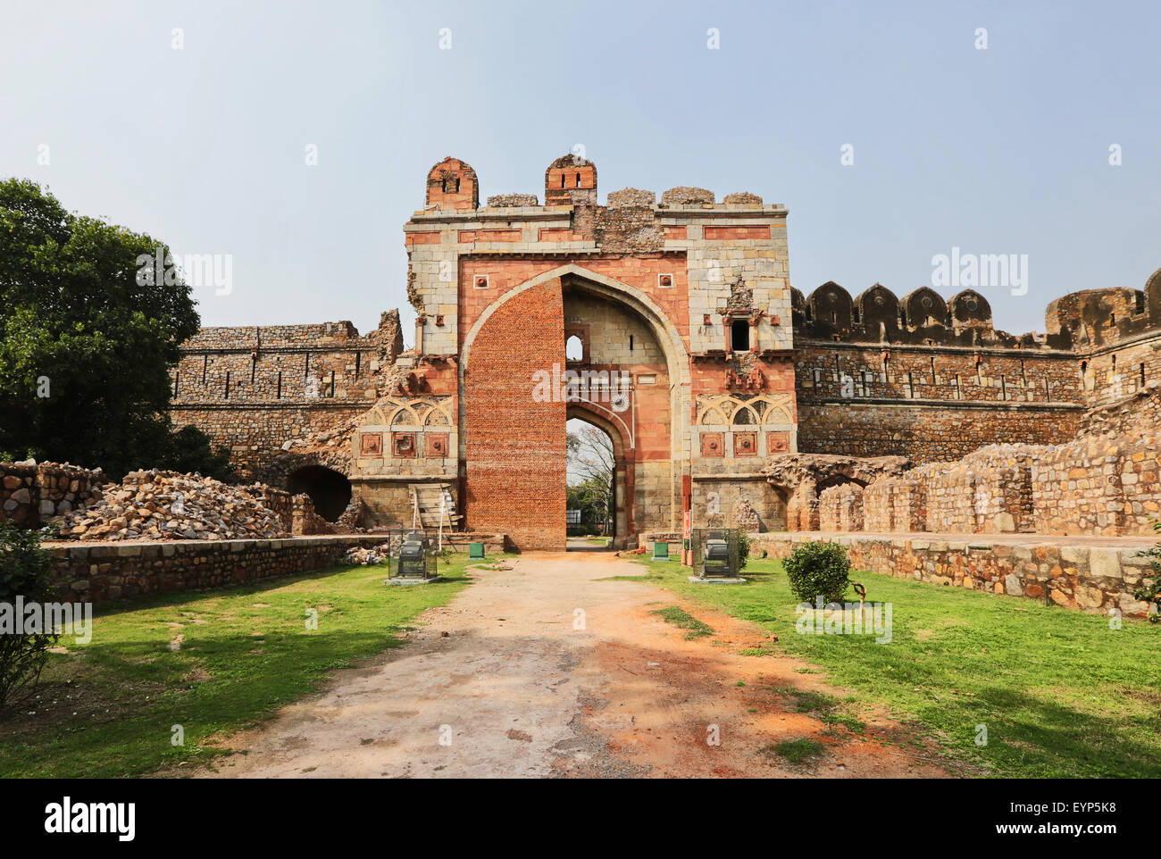 Purana qila, costruito sul sito della più antica delle numerose città di Delhi, Indraprastha, India Foto Stock