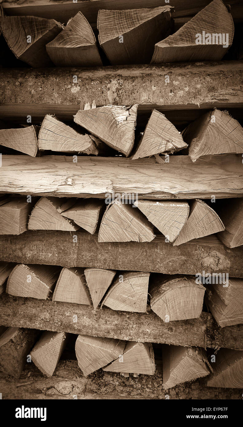 Impilate ordinatamente il legno come sfondo, verticale Foto Stock