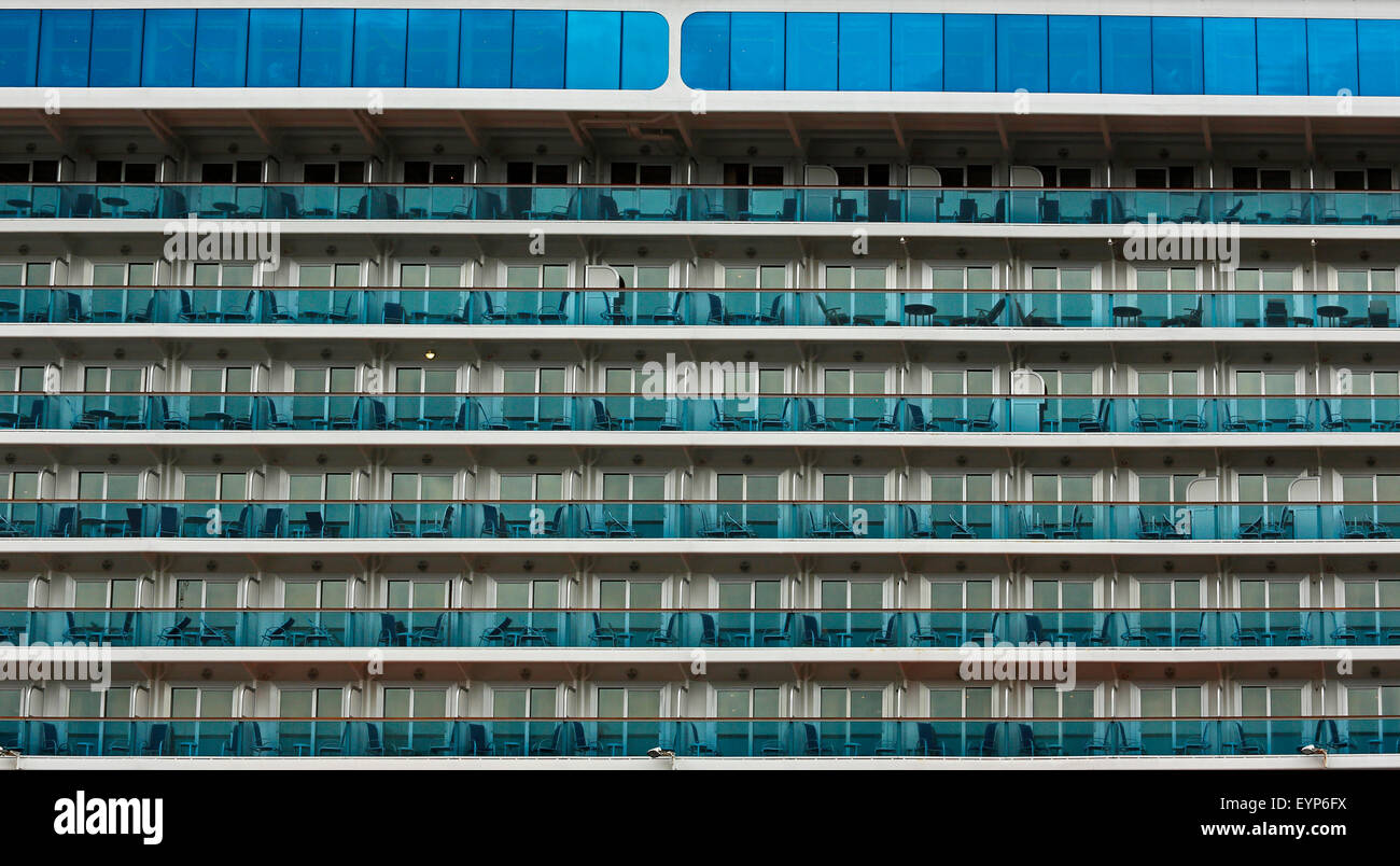 Righe di balconi di cabina di una moderna nave da crociera. Foto Stock