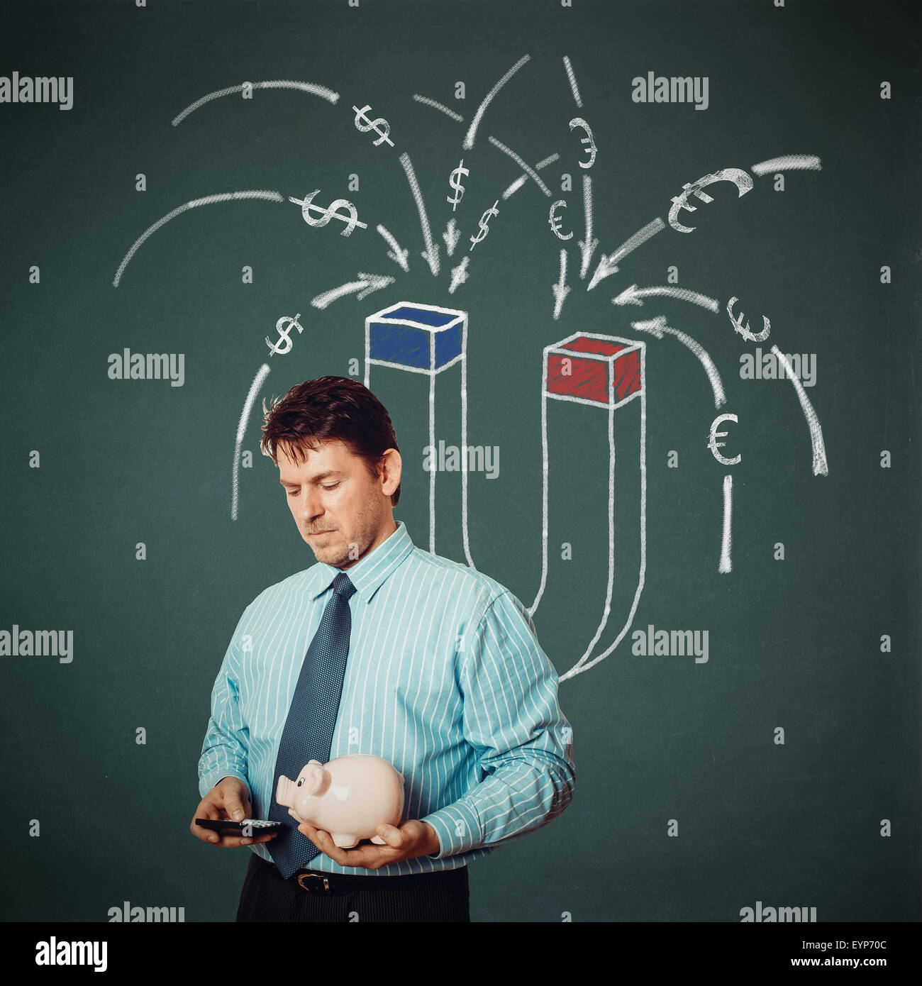 Imprenditore con la calcolatrice, il porcellino salvadanaio e denaro magnete sul retro, illustrazione Foto Stock