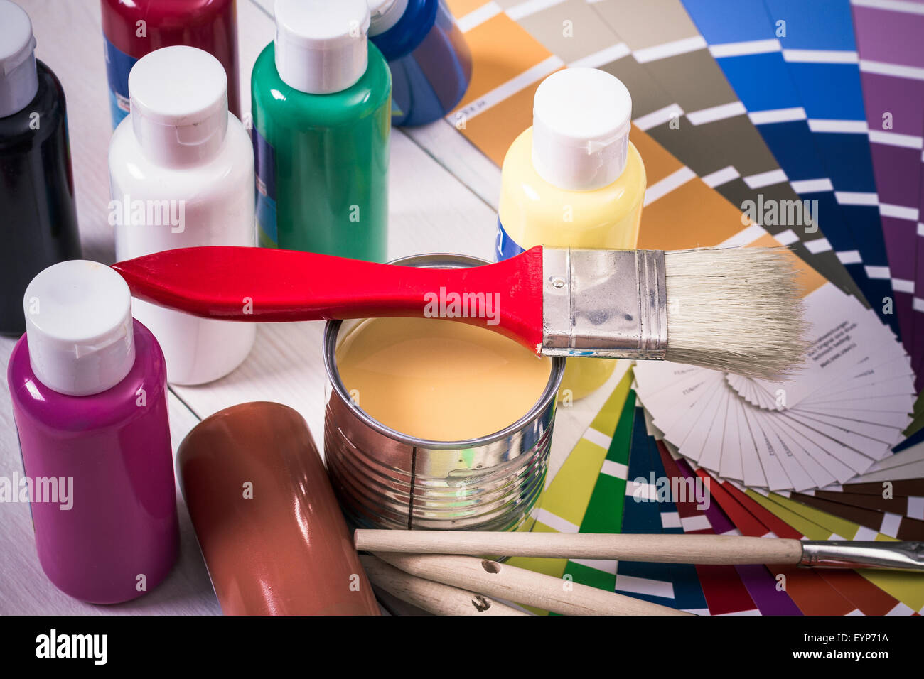 Tavolozza dei colori, spazzola in legno bianco, sfondo close up Foto Stock