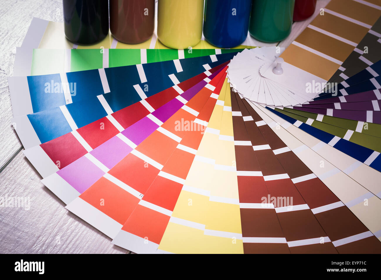 Tavolozza di colore bianco su sfondo di legno, vista dall'alto Foto Stock
