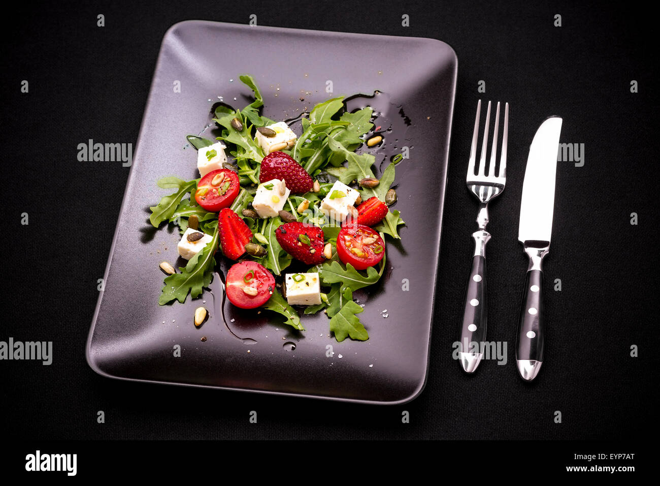 Fragola insalata di pomodoro, Formaggio feta, olio d'oliva, posate, vista dall'alto Foto Stock