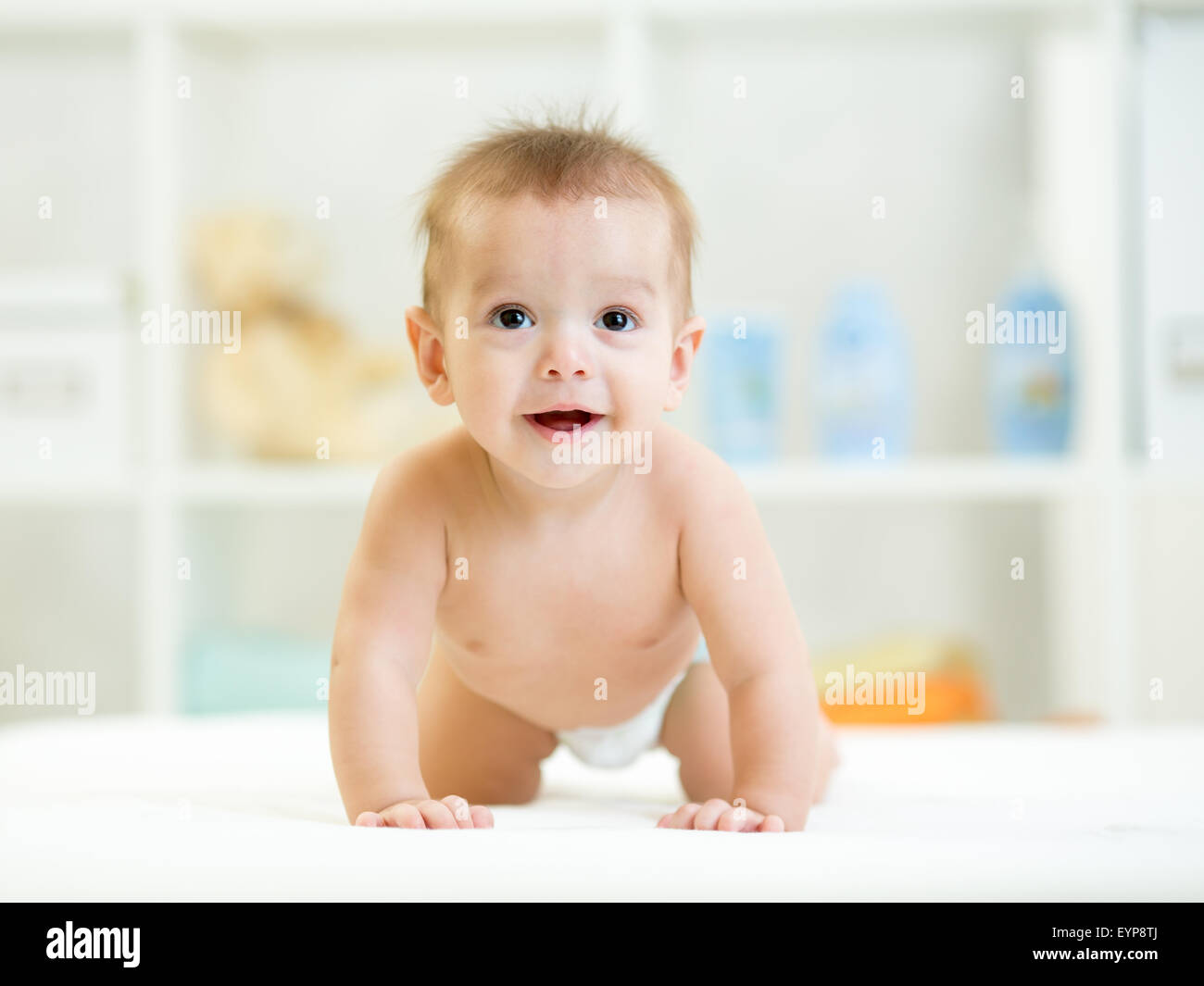 Baby ridendo, striscianti e la riproduzione in vivaio Foto Stock