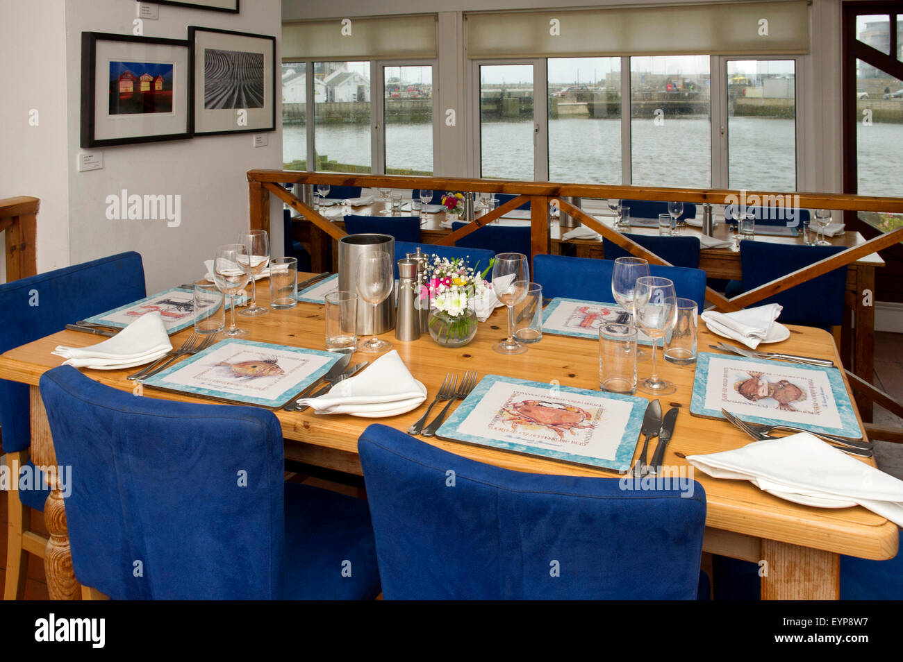 Il Riverside Restaurant,West Bay,Dorset,UK,un mare ristorante specializzato in piatti di mare,ristoranti raffinati e vino. Un REGNO UNITO cibo mangiare mangiare Foto Stock