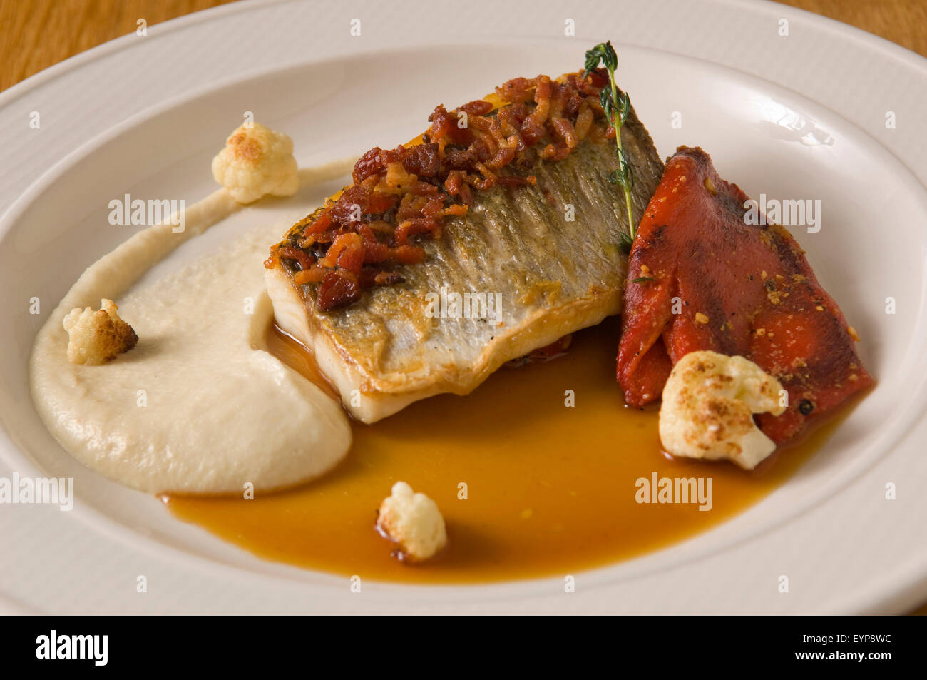 Il Riverside Restaurant,West Bay,Dorset,UK,un mare ristorante specializzato in piatti di mare,ristoranti raffinati e vino. Un REGNO UNITO cibo mangiare mangiare Foto Stock