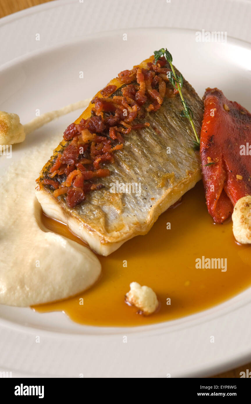 Il Riverside Restaurant,West Bay,Dorset,UK,un mare ristorante specializzato in piatti di mare,ristoranti raffinati e vino. Un REGNO UNITO cibo mangiare mangiare Foto Stock