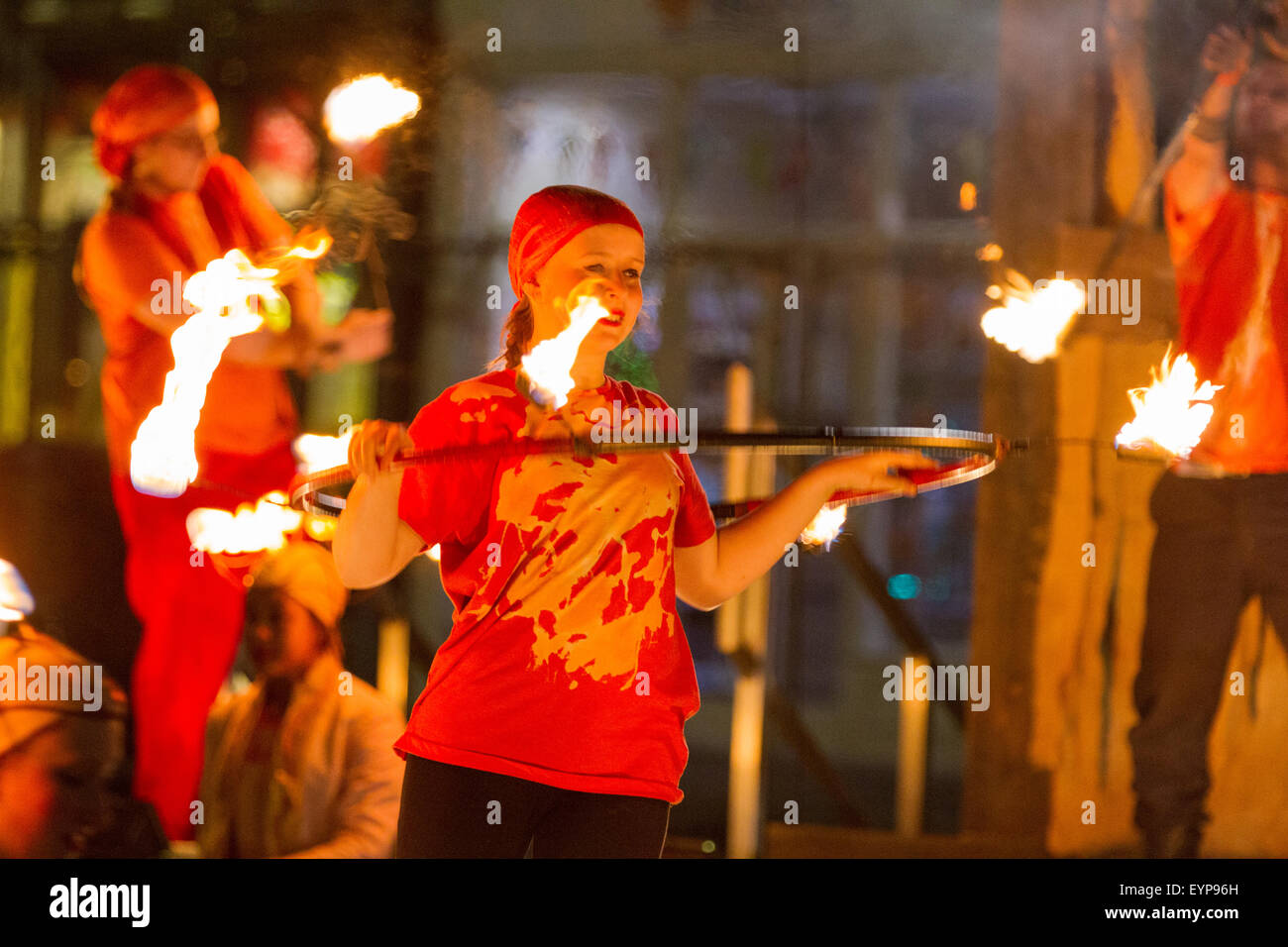 Stockton-on-Tees, Regno Unito, sabato 1 agosto, 2015. Gli artisti interpreti o esecutori dal Circus centrale, una carità arti nel nord-est dell' Inghilterra, eseguire in Love struck, una danza teatrale creato da balletLORENT, alla luce istantanea, 28 Stockton International Riverside Festival. Creato specialmente per Stockton International Riverside Festival, la produzione si basa sulla Stockton-on-Tees farmacista John Walker, inventore della sicurezza (attrito) corrispondono, e carattere fictional Vesta, un audace circus ballerino, chiamato dopo il godess della suola. Credito: Andrew Nicholson/Alamy Live News Foto Stock