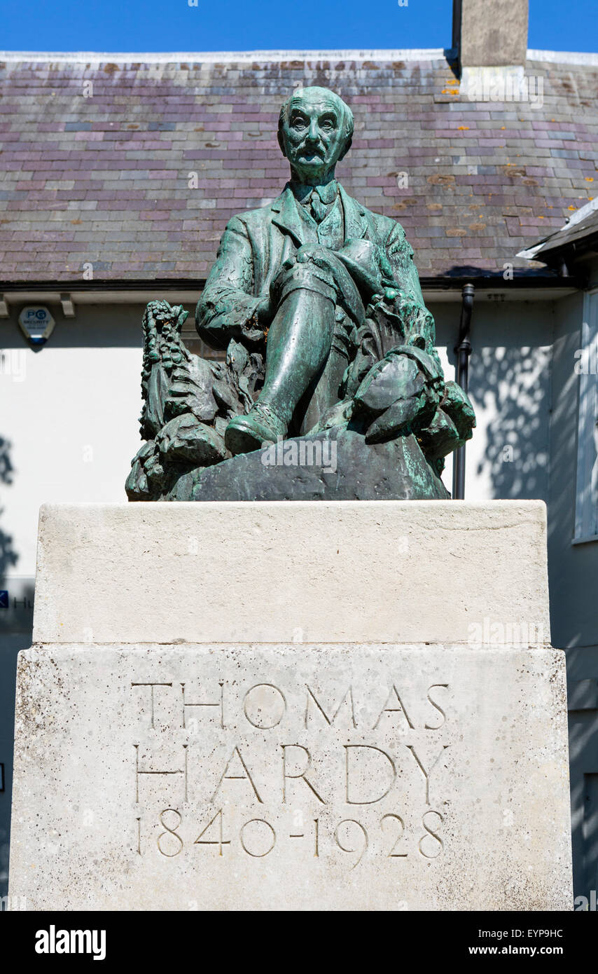 La statua dello scrittore Thomas Hardy nel centro città, Dorchester Dorset, England, Regno Unito Foto Stock