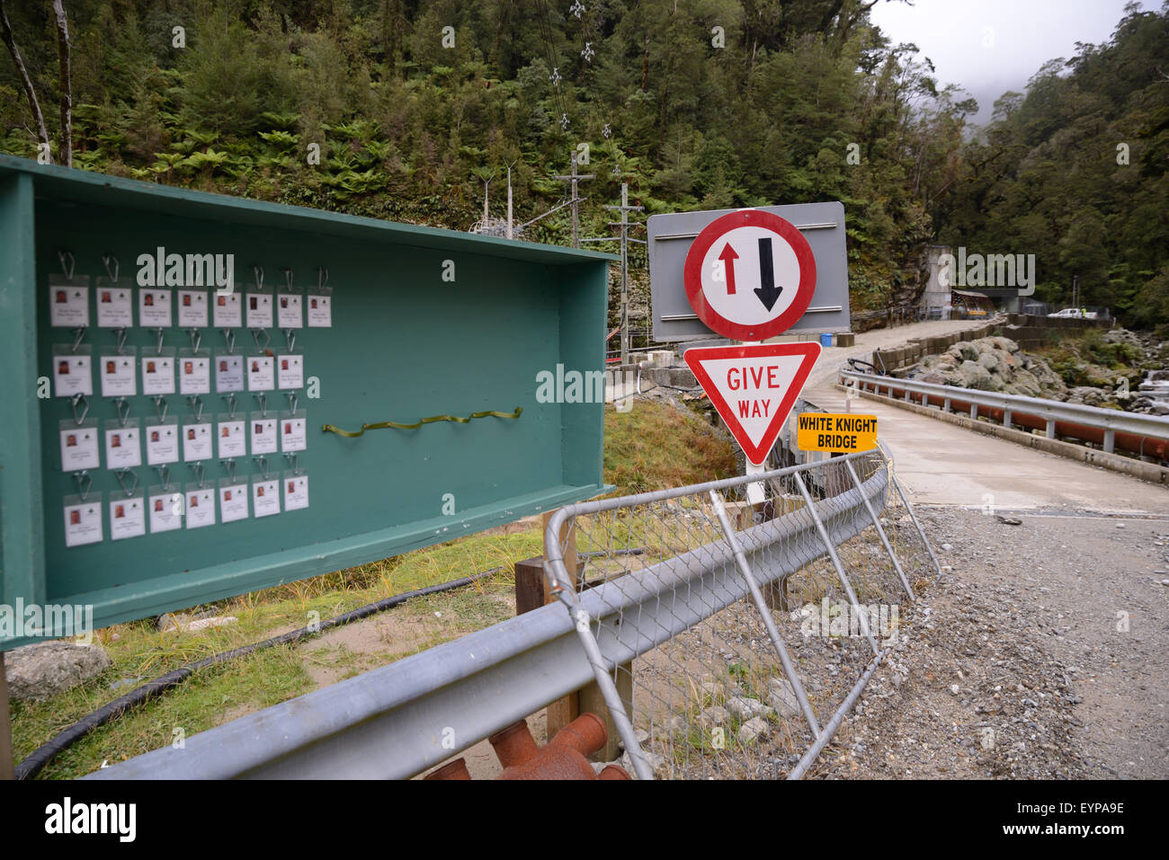 Greymouth, Nuova Zelanda, 20 maggio 2015: un memoriale di bordo per 29 perso i minatori si erge all'approccio per il luccio fiume miniera di carbone Foto Stock