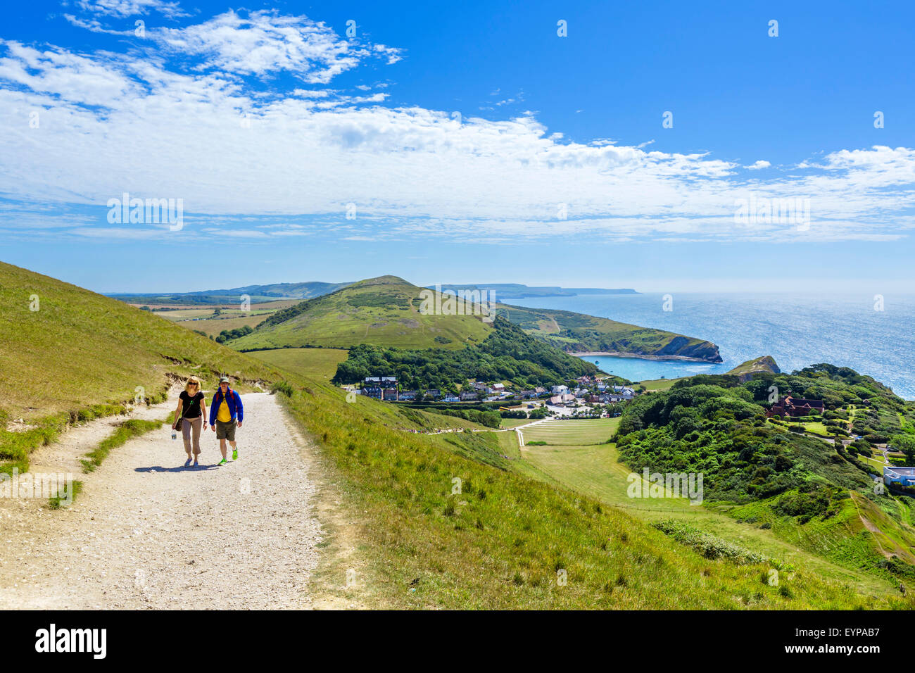 Walkers sulla costa sud-ovest si affaccia su percorso Lulworth Cove, Lulworth, Jurassic Coast, Dorset, England, Regno Unito Foto Stock