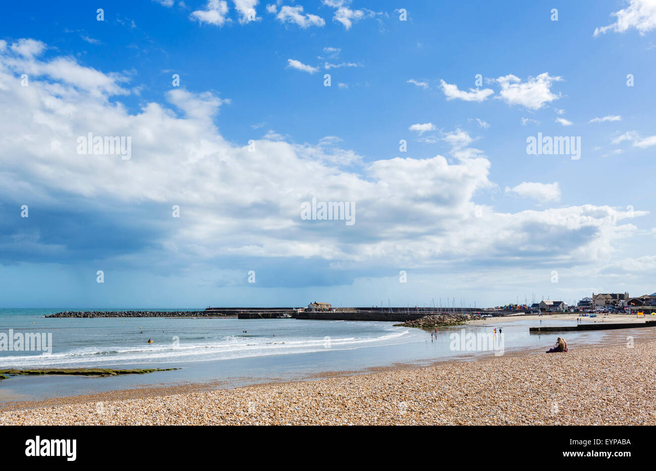 La spiaggia cittadina con il Cobb dietro, Lyme Regis, Lyme Bay, Jurassic Coast, Dorset, England, Regno Unito Foto Stock