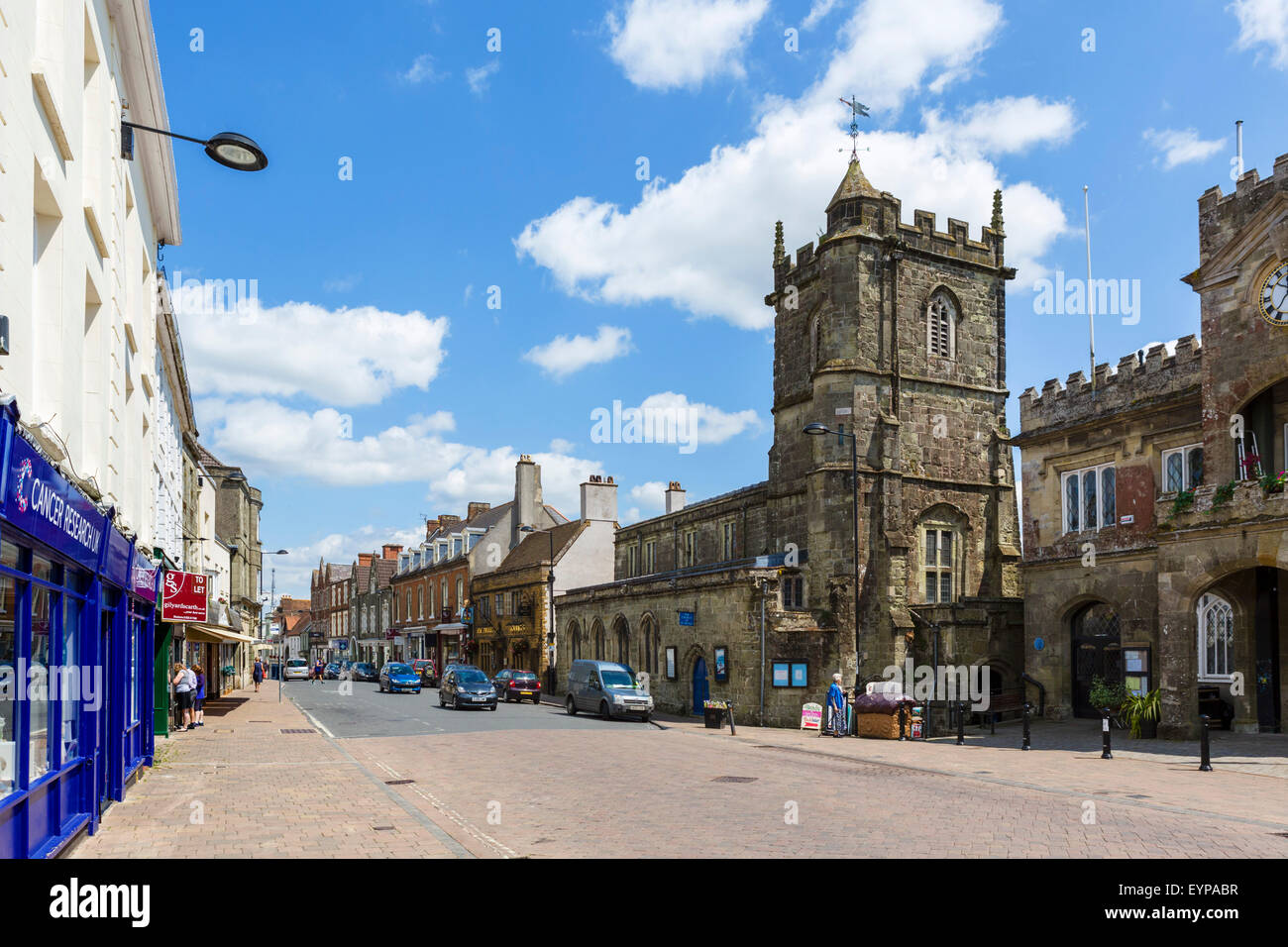 La High Street con la Chiesa di San Pietro e il Municipio a destra, Shaftesbury, Dorset, England, Regno Unito Foto Stock