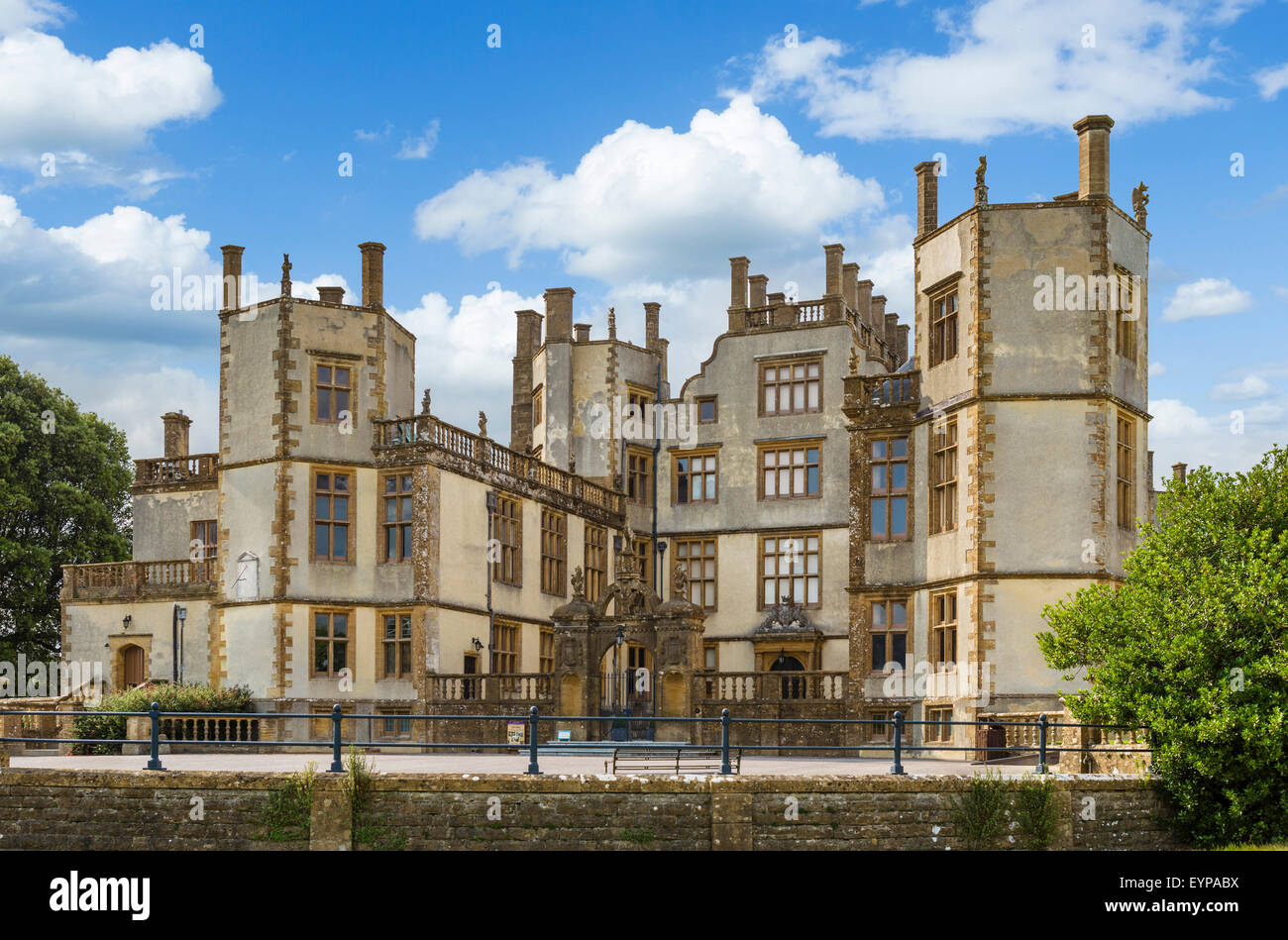 La parte anteriore di Sherborne Castle, una 16thC Tudor Mansion con collegamenti a Sir Walter Raleigh, vicino a Sherborne Dorset, Regno Unito Inghilterra Foto Stock