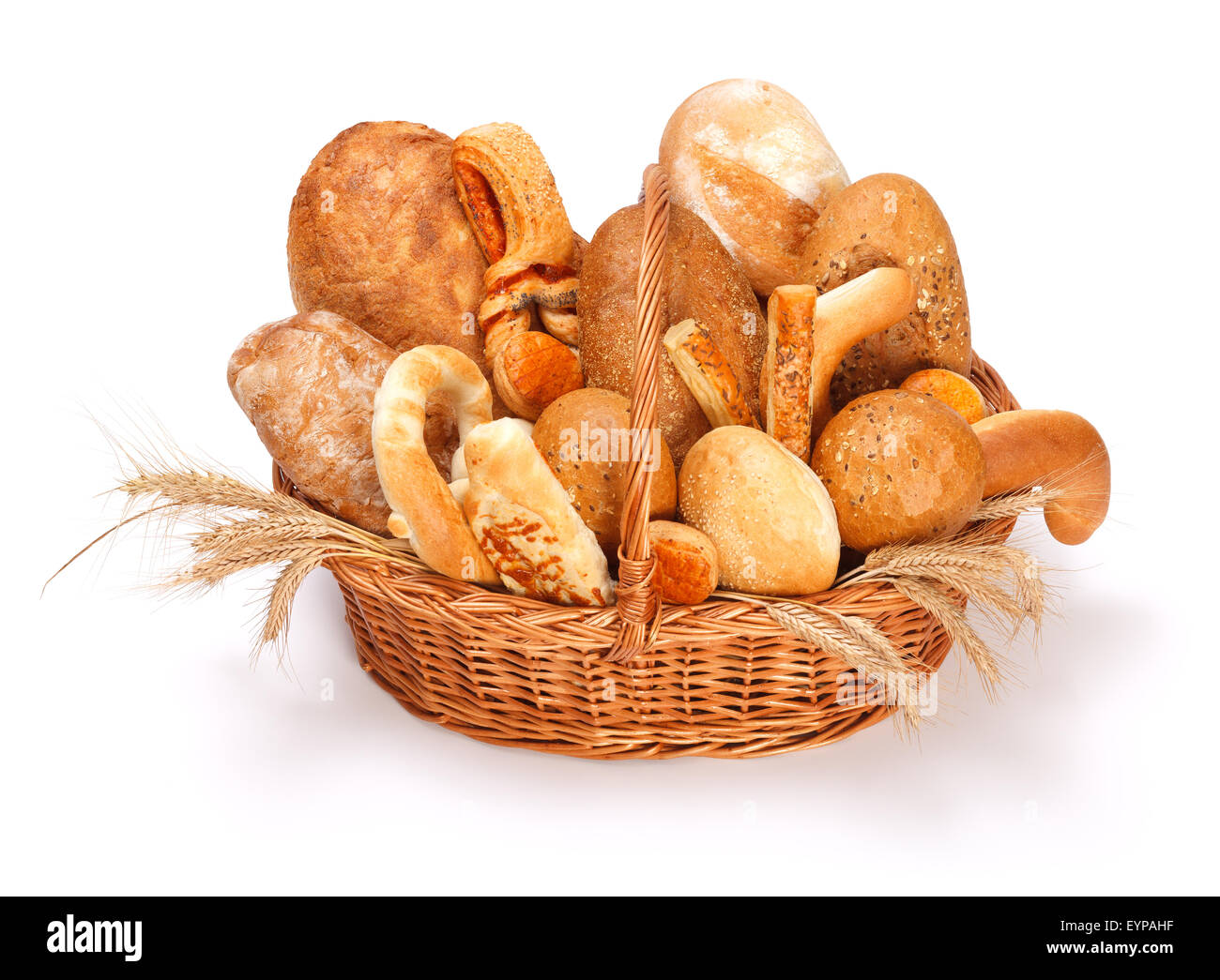 Pane fresco e pasticcini al cesto su sfondo bianco Foto Stock