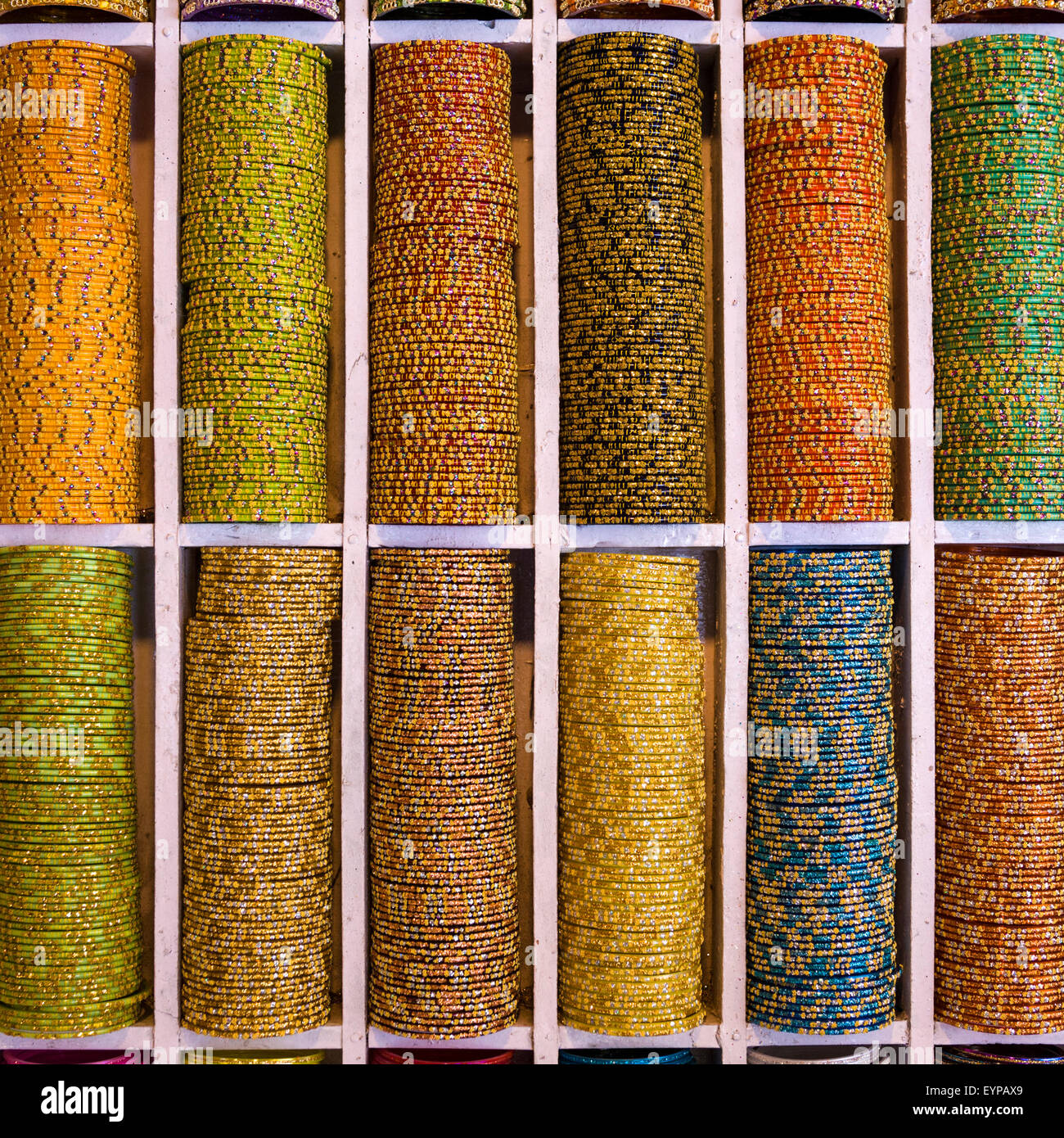 Rack di vivacemente colorati, costellate di strass bigiotteria donna bracciali da polso in vendita nel mercato, Jaipur, India Foto Stock