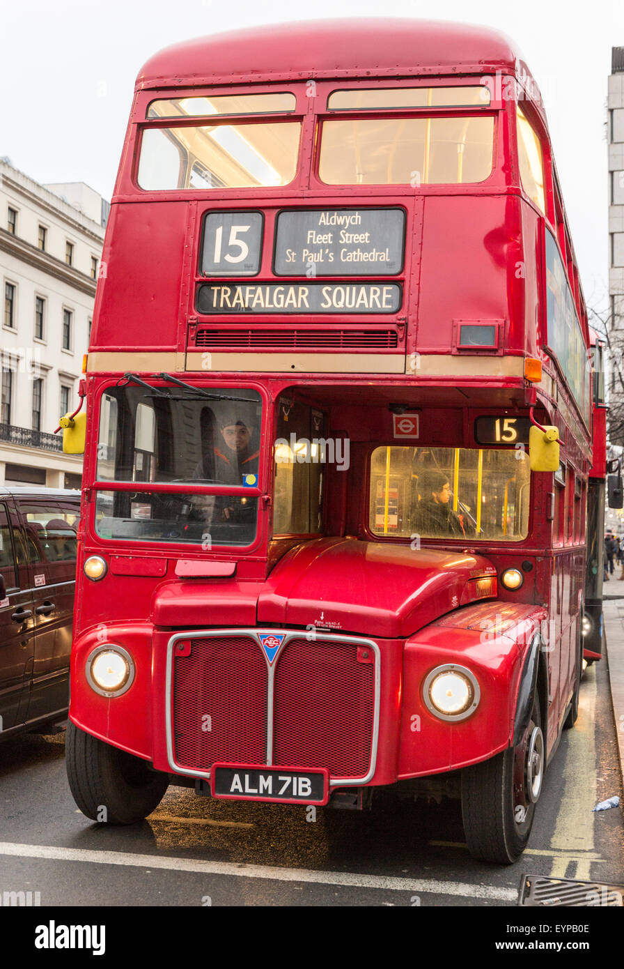Classico rosso Routemaster double-decker bus a un arresto sullo Strand, Londra Foto Stock