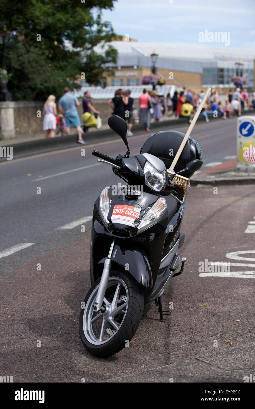 Kingston upon Thames, Surrey, Regno Unito. Il 2 agosto 2015. Gazzetta " golden Ginestra " bici che segue l'ultimo ciclisti nel Prudential RideLondon-Surrey Classic cycle race, spazzando via i rifiuti e i detriti Credito: Emma Durnford/ Alamy Live News Foto Stock