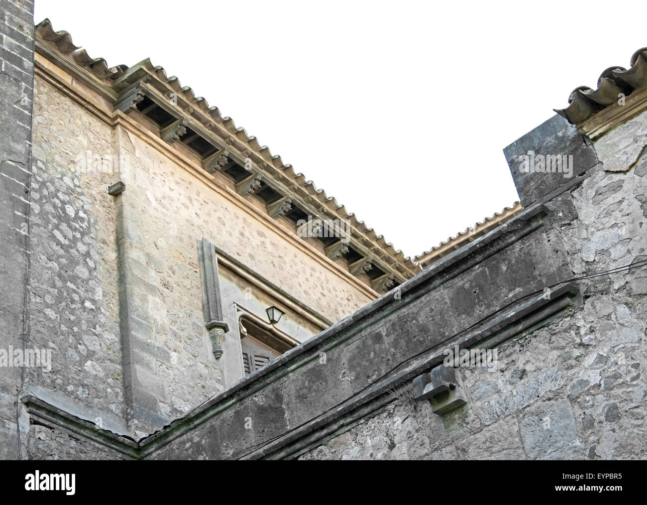 Maiorca materiali da costruzione dettaglio, muratura di pietra e tetto di tegole con cielo blu a Maiorca, isole Baleari, Spagna. Foto Stock