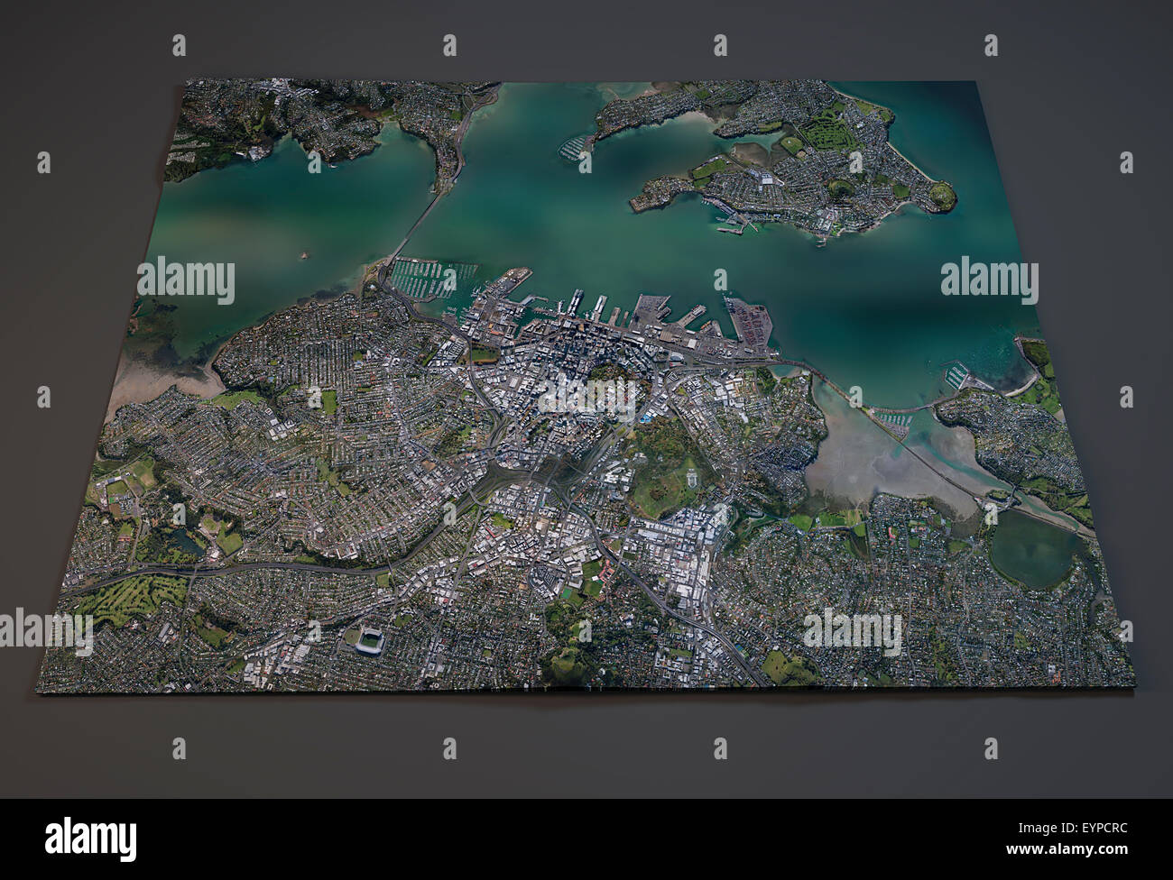 Vista satellitare della mappa di Auckland, Nuova Zelanda, su sfondo nero Foto Stock