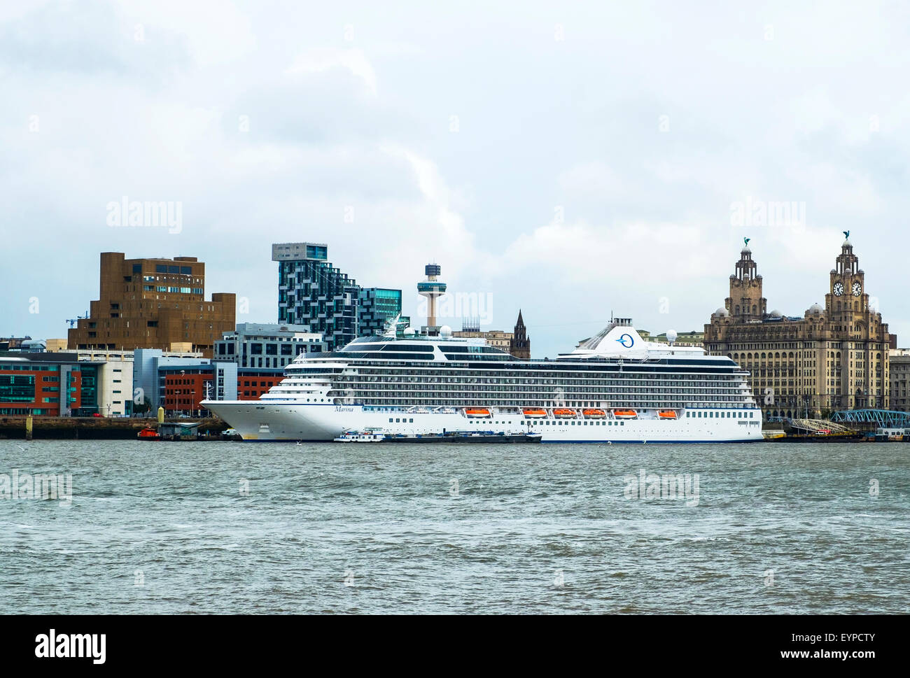 Una nave da crociera nel porto di Liverpool, Merseyside England, Regno Unito Foto Stock