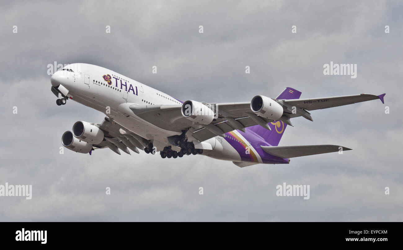 Thai Airways Airbus A380 HS-TUF decollo dall aeroporto di Heathrow LHR Foto Stock