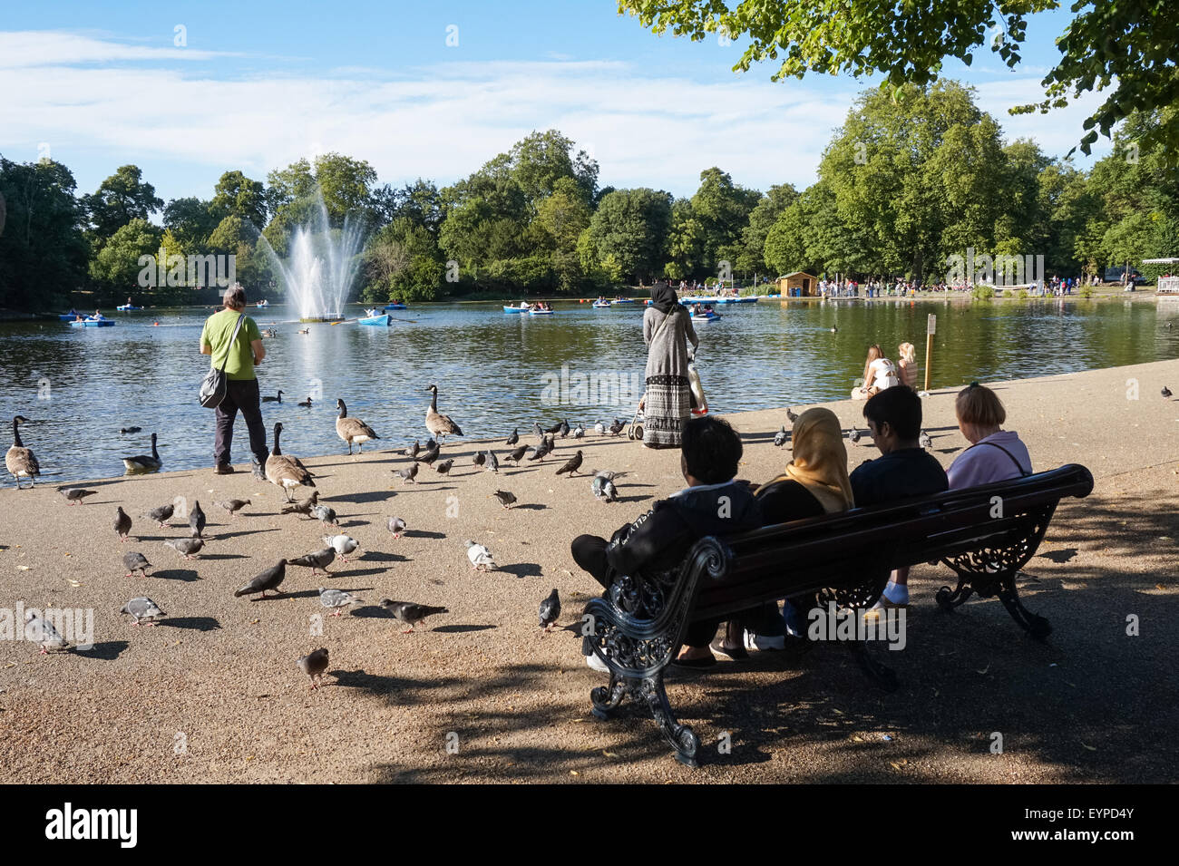 I londinesi godendo di pomeriggio di sole nel Parco Victoria, Londra England Regno Unito Regno Unito Foto Stock