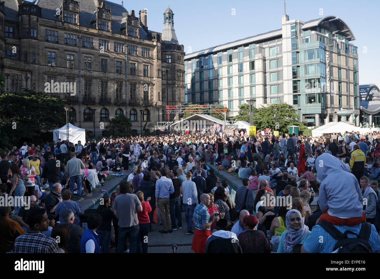 Folla di persone al Sheffield Tramlines Music Festival Peace Gardens Stage 2015 Inghilterra Regno Unito. Centro città open space Foto Stock