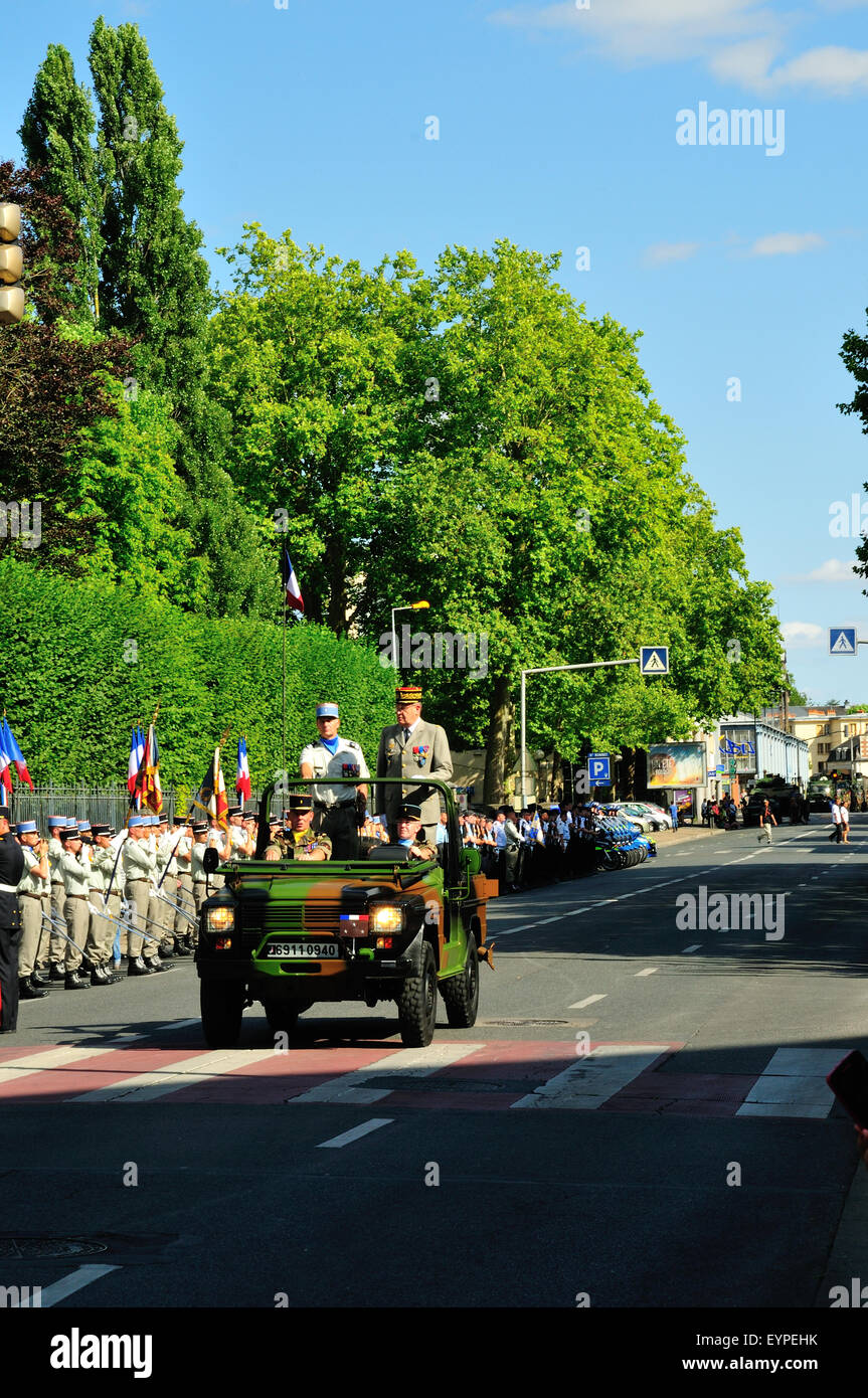 Alta Ranking officer a xiv luglio sfilata per celebrare il giorno della Bastiglia a Bourges, Francia Foto Stock
