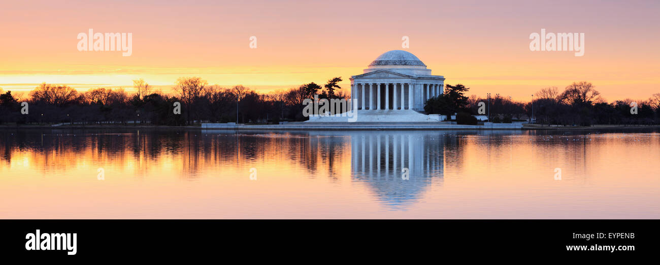 Inverno sunrise con il Jefferson Memorial presso il bacino di marea in Washington DC Foto Stock
