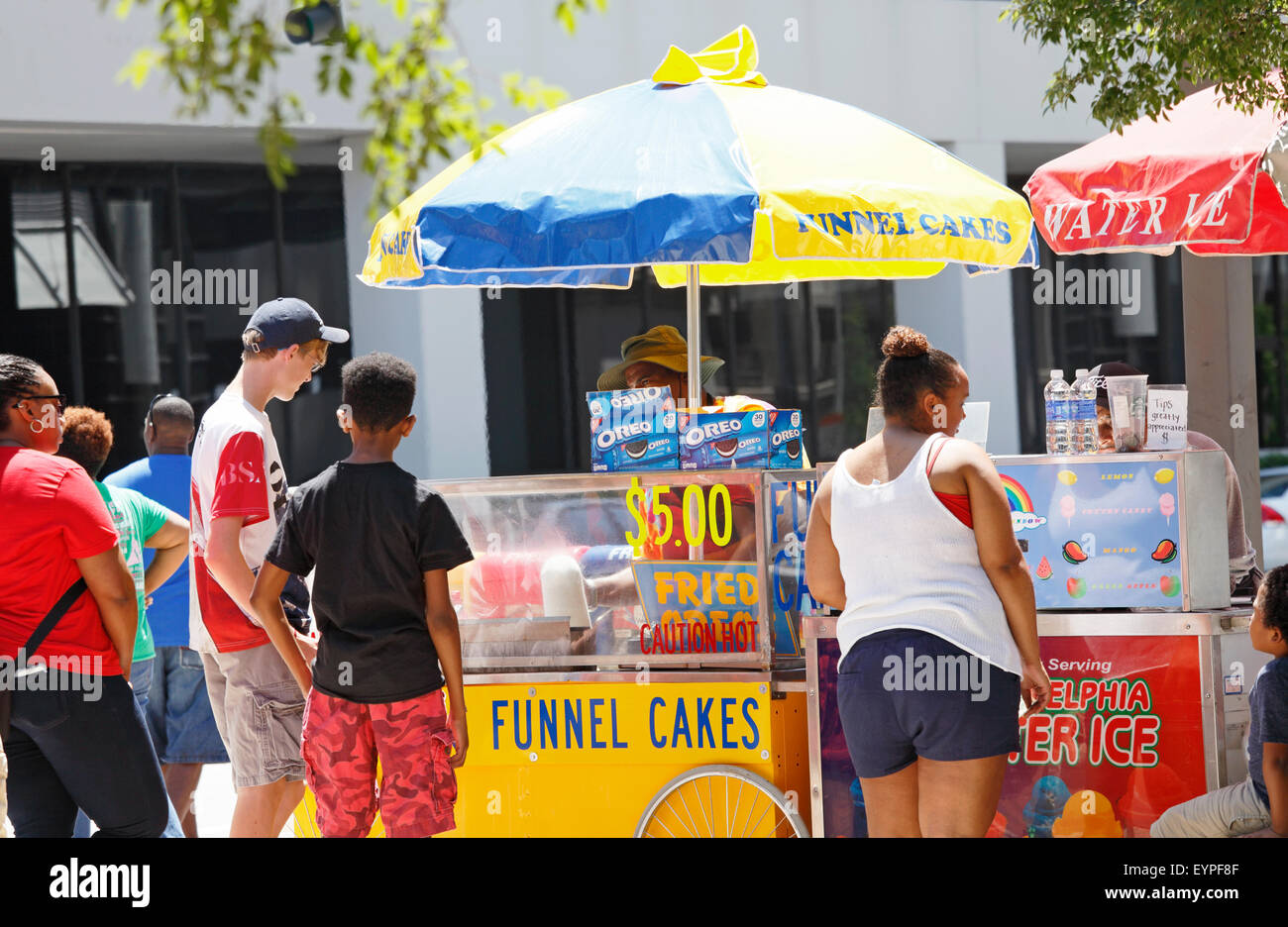 American junk food. Fornitore di alimentare la vendita di torte di imbuto in corrispondenza di un quarto di luglio eventi celebrativi in Greensboro, Nord Carolina. Foto Stock