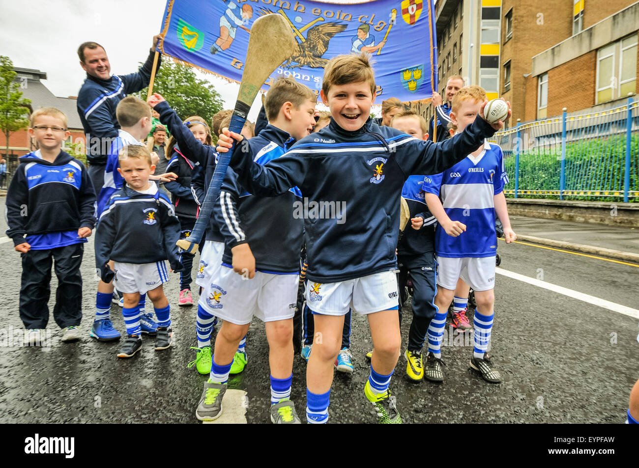 Belfast, Irlanda del Nord. 2 agosto 2015 - un gruppo di ragazzi che da un Gaelic atletica associazione Club prendere parte alla Feile una parata Phobail Credit: stephen Barnes/Alamy Live News Foto Stock