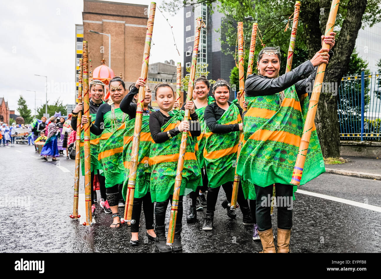 Belfast, Irlanda del Nord. 2 agosto 2015 - ragazze filippino con canne di bambù prendere parte alla Feile una parata Phobail Credit: stephen Barnes/Alamy Live News Foto Stock