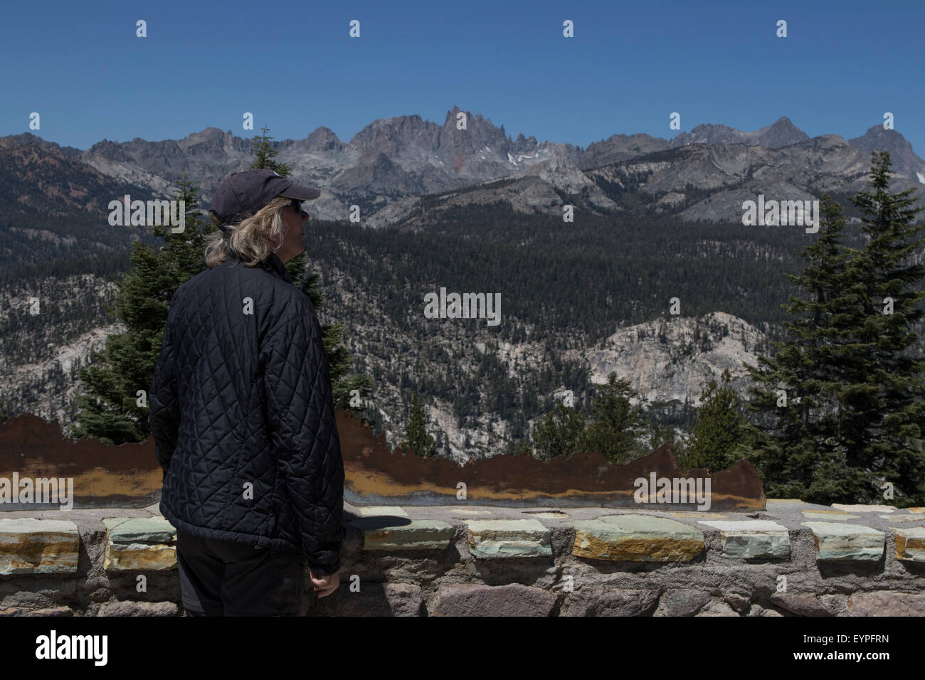 Visitatori Visualizzazione della gamma Ritter delle montagne della Sierra Nevada a Mammoth Lakes California USA Foto Stock