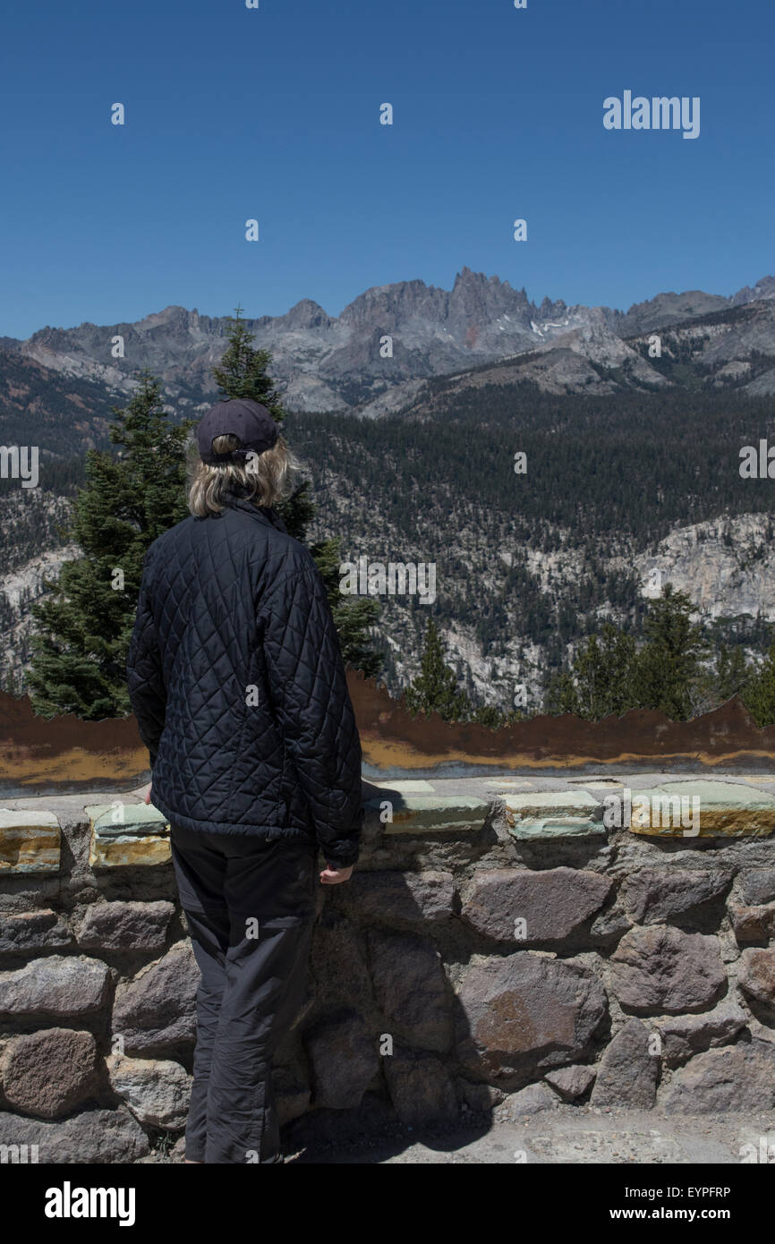 Visitatori Visualizzazione della gamma Ritter delle montagne della Sierra Nevada a Mammoth Lakes California USA Foto Stock