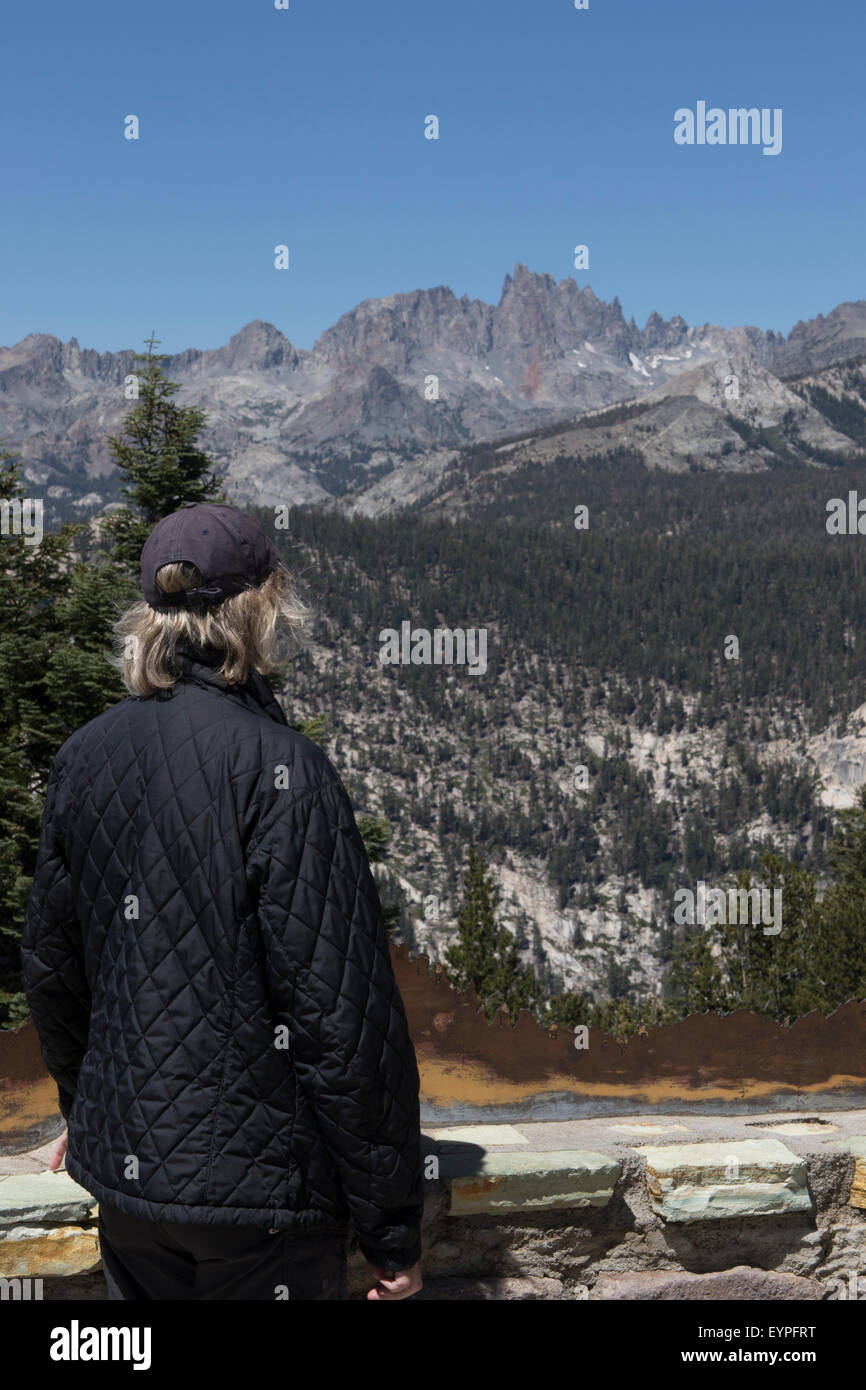Visitatori Visualizzazione della gamma Ritter delle montagne della Sierra Nevada a Mammoth Lakes California USA Foto Stock