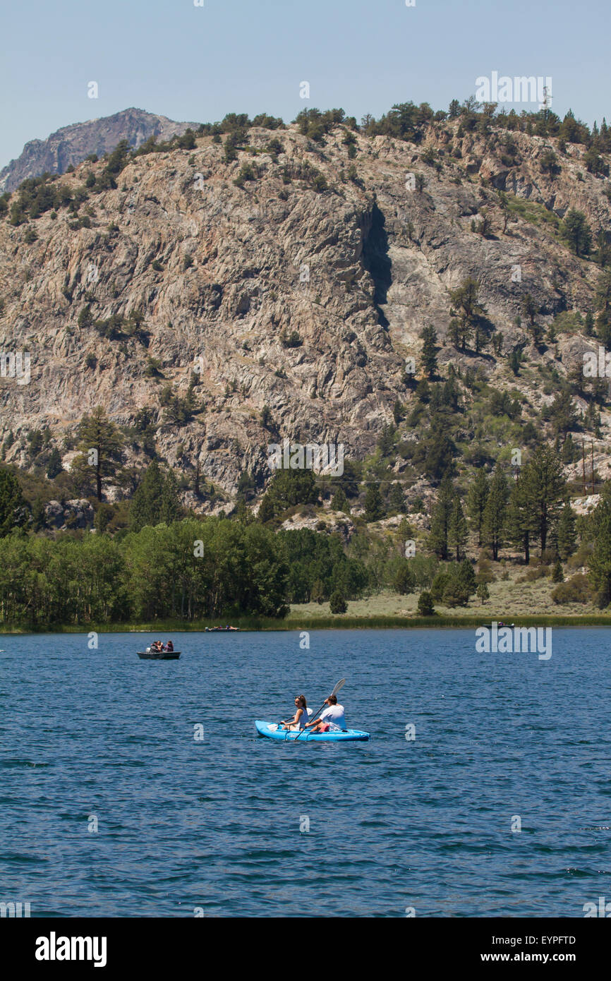 Persone che pagaiano una canoa sul lago Gull nella Sierra Nevada montagne California Stati Uniti Foto Stock