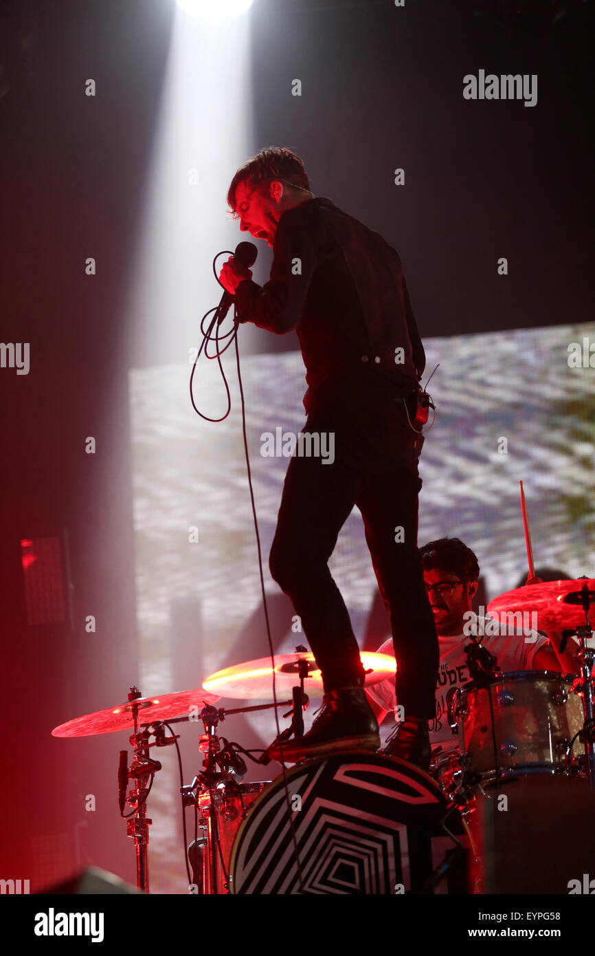 Penrith, Cumbria, Regno Unito. Il 2 agosto, 2015. Kaiser Chiefs esibirsi dal vivo sul palco principale a Kendal chiamando 2015. Foto Stock