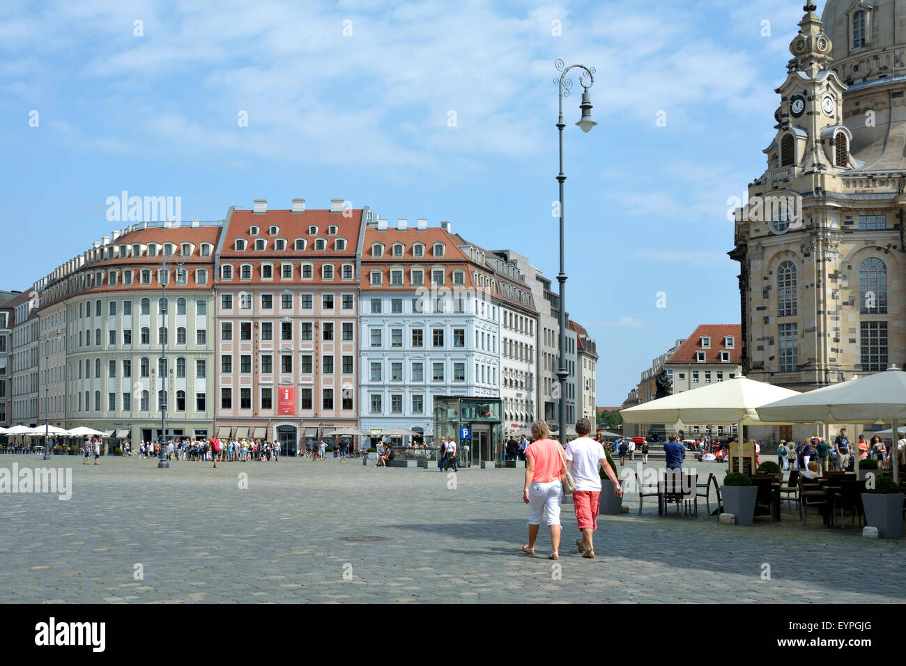 Turisti sul Nuovo Mercato n Dresden prima le case a schiera. Foto Stock