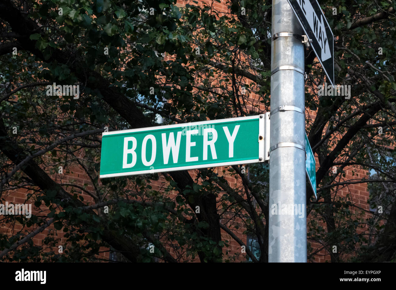 Bowery Street sign in New York City, il Lower East Side , una famosa strada e una famosa icona Foto Stock