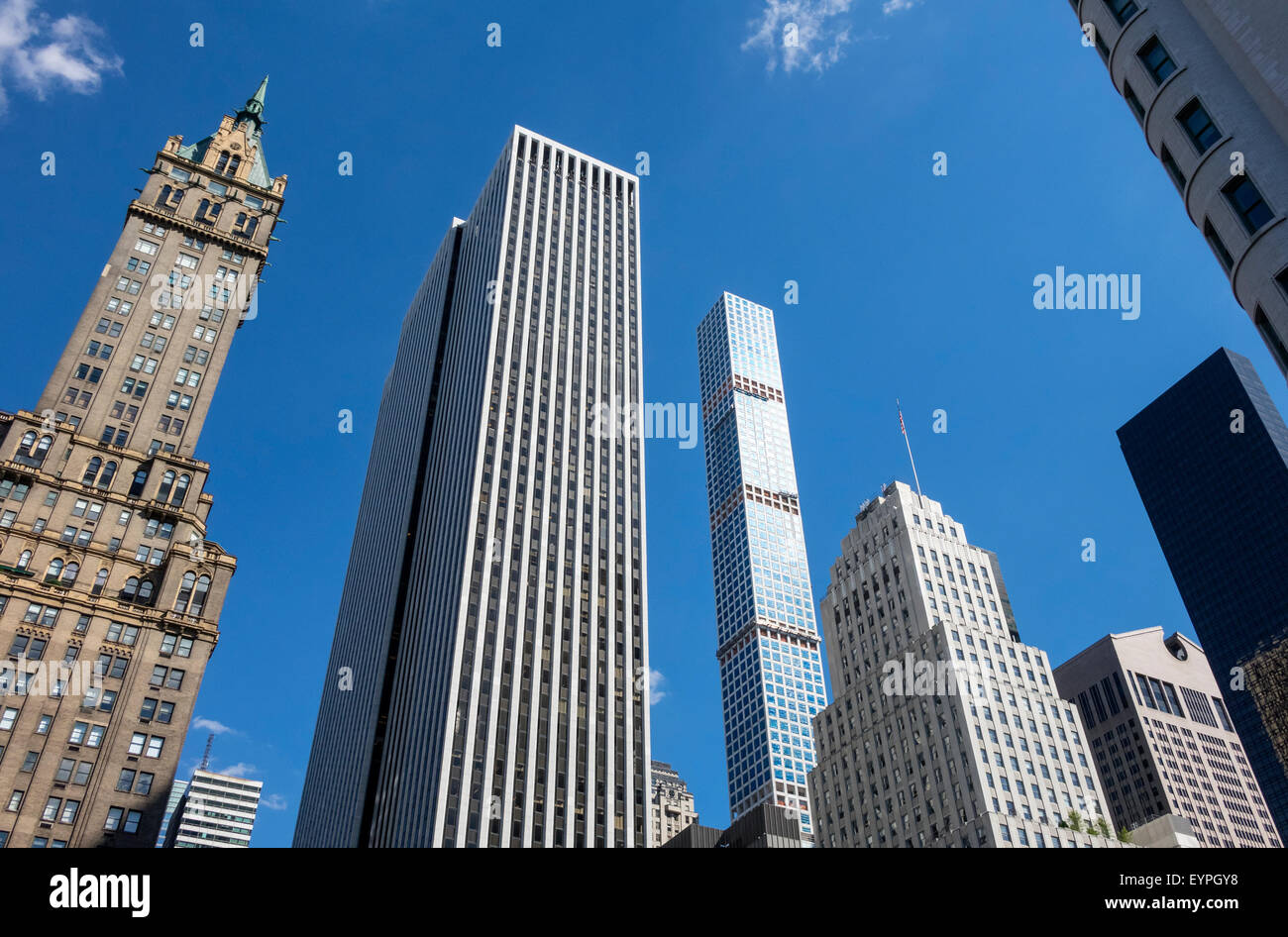 432 Park Avenue racchiuso tra altri grattacieli. Il penthouse è disponibile al prezzo di $ 95 milioni di euro. Foto Stock