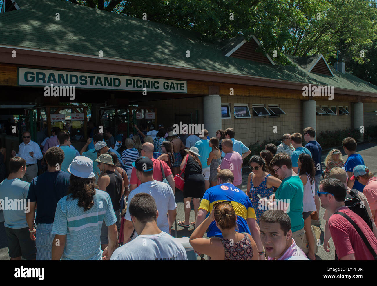 Oceanport, NJ, Stati Uniti d'America. 2 agosto, 2015. Ventilatori in linea in ingresso a monte della William Hill Haskell Invitational (grado 1), Monmouth Park Racetrack, domenica 2 agosto 2015. Credito: Bryan Smith/ZUMA filo/Alamy Live News Foto Stock