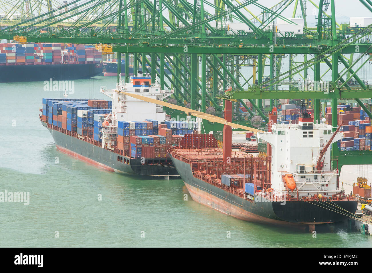 Navi cargo entrando in uno dei porti più trafficati del mondo, Singapore. Foto Stock