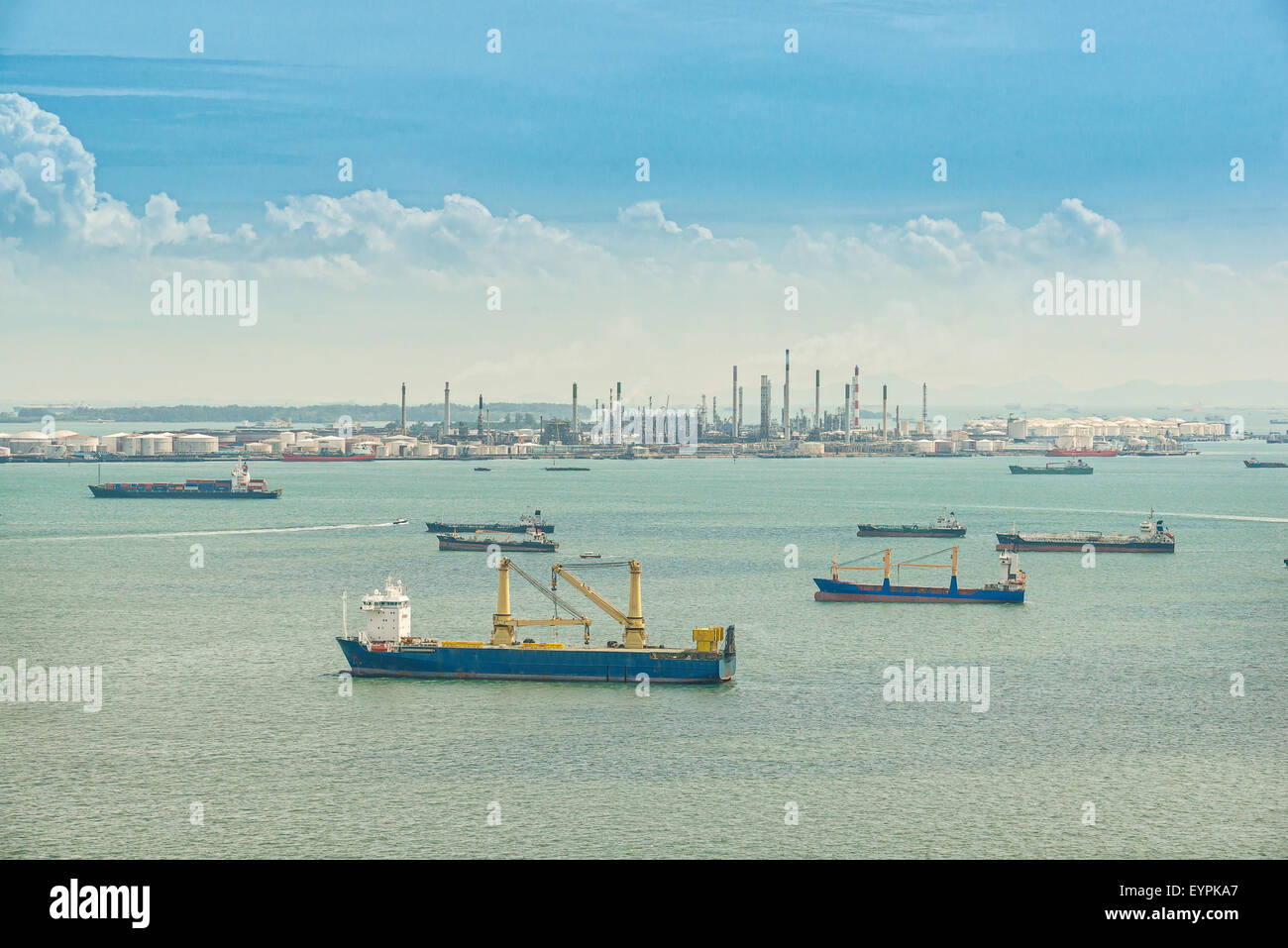 Raffineria di petrolio e la petroliera nave in mare, Singapore Foto Stock