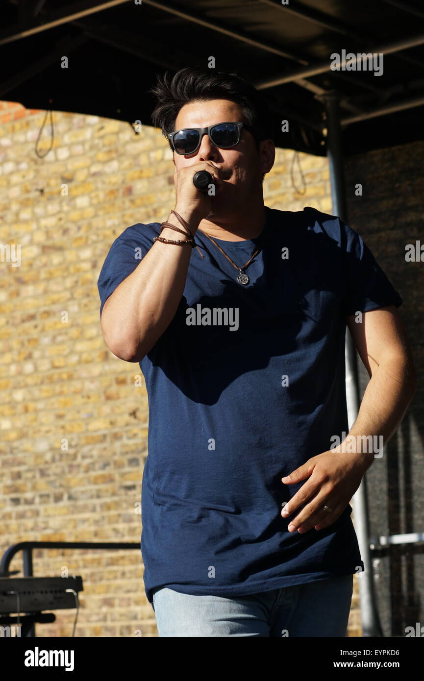 Londra, UK, 2 Agosto 2015 : cantante latino Johathan Lucan eseguire presso il decimo anniversario della Brixton Splash ospita da Nero archivi culturali cibo in Brixton, Londra. Foto di vedere Li/Alamy Live News Foto Stock