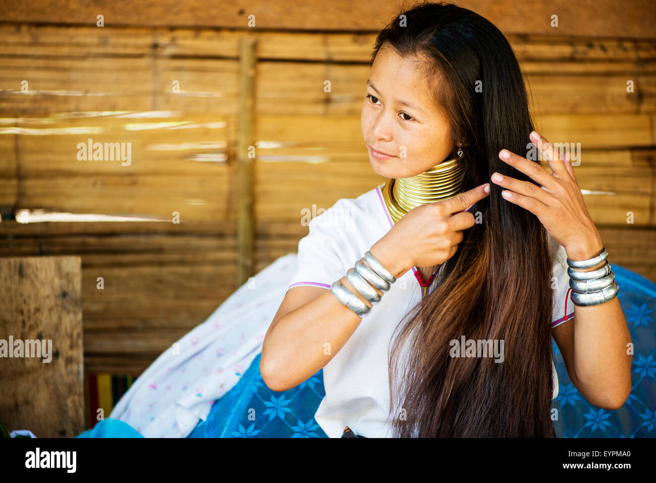 Giovani Kayan hill tribe moman fa i suoi capelli al mattino in Chiang Mai, Thailandia, in Asia. Foto Stock