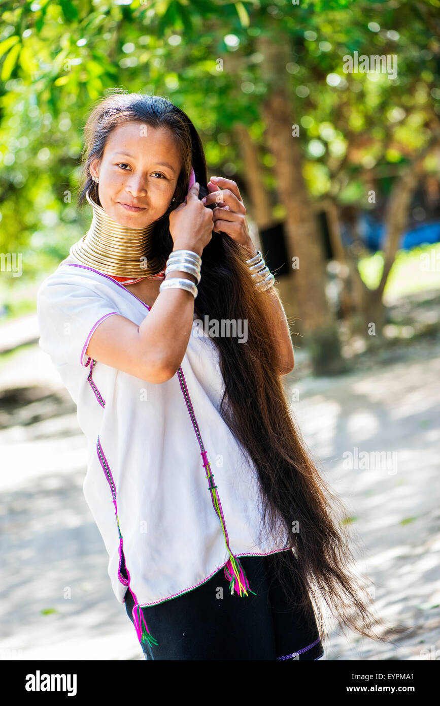 Giovani Kayan hill tribe moman fa i suoi capelli al mattino in Chiang Mai, Thailandia, in Asia. Foto Stock