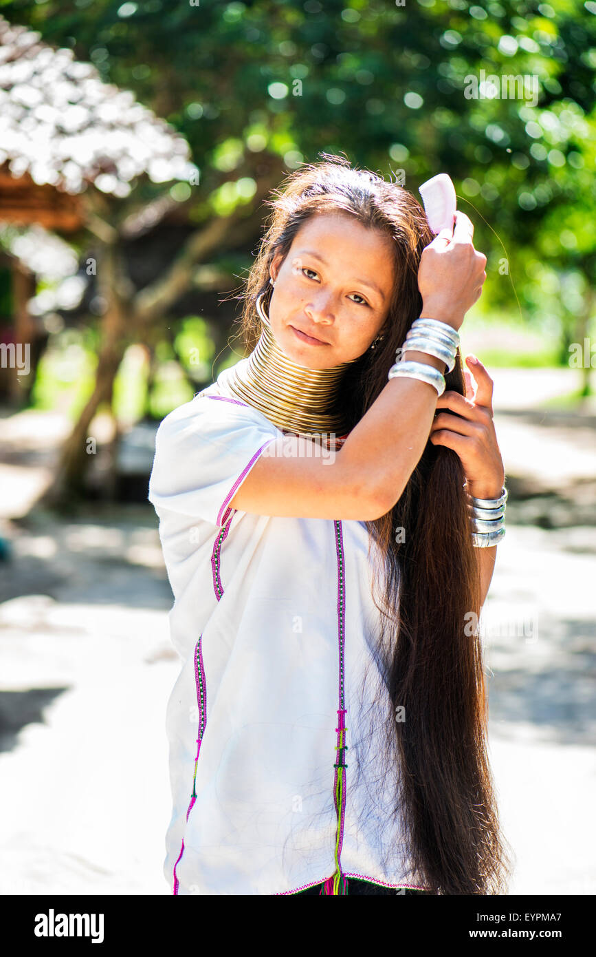 Giovani Kayan hill tribe moman fa i suoi capelli al mattino in Chiang Mai, Thailandia, in Asia. Foto Stock