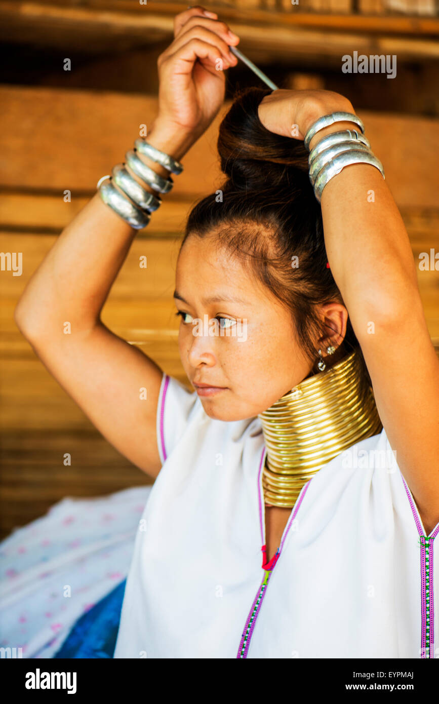 Giovani Kayan hill tribe moman fa i suoi capelli al mattino in Chiang Mai, Thailandia, in Asia. Foto Stock