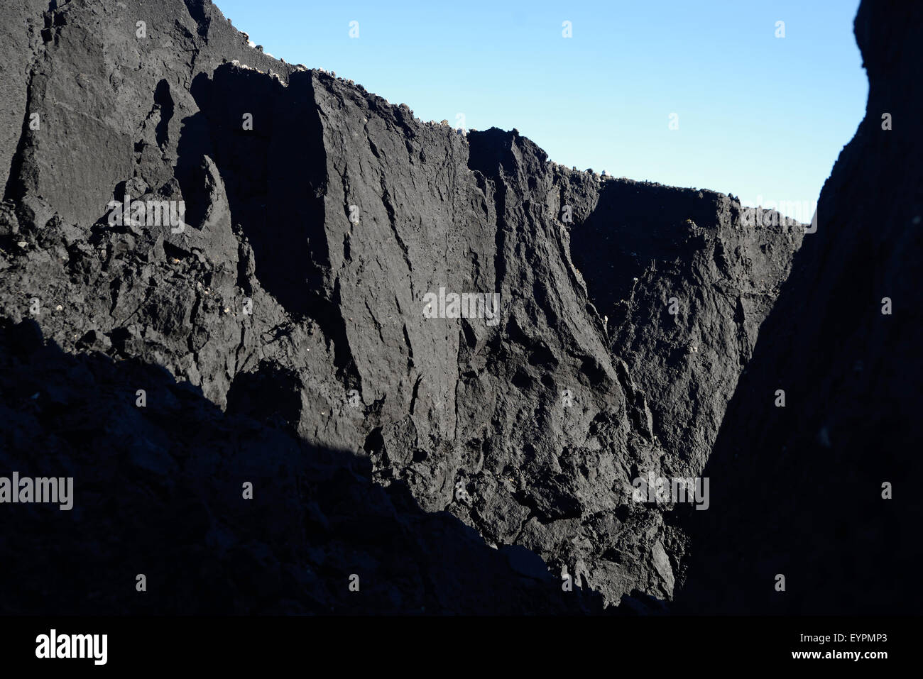 Una montagna di polvere di carbone erose da acqua a una miniera di carbone Foto Stock